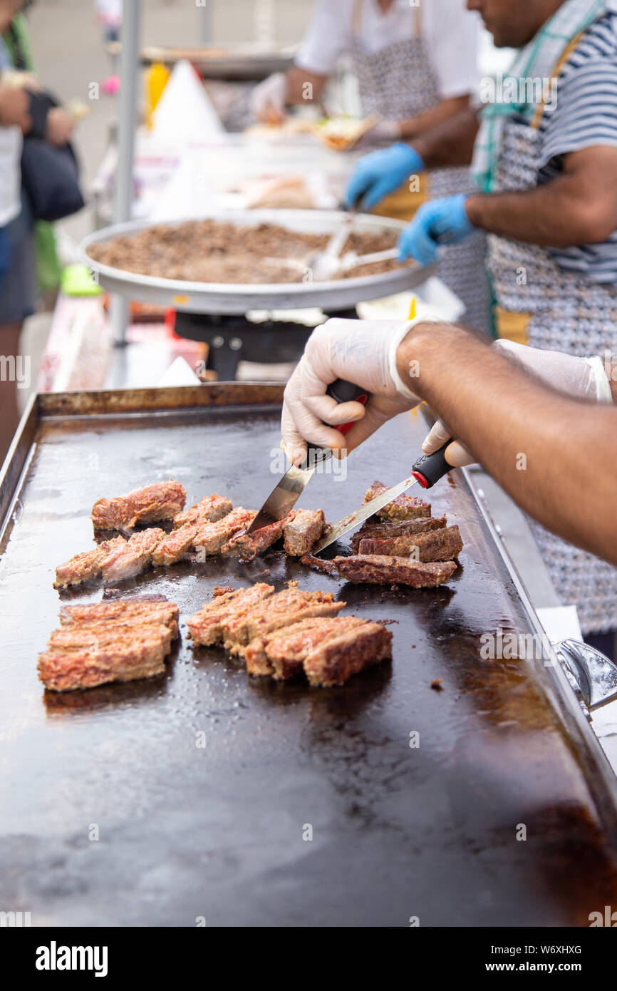 L'homme prépare des plats turcs traditionnels Kofte faire dans l'alimentation de rue Banque D'Images