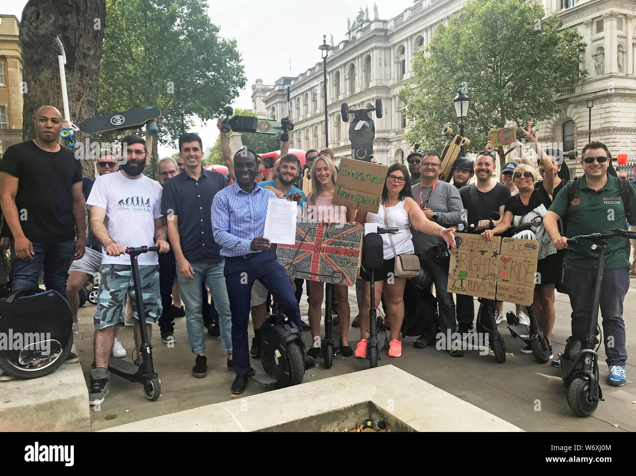 Les manifestants prennent part à une manifestation pour la légalisation de l'e-scooters sur la voie publique en dehors de Downing Street à Westminster, Londres. Banque D'Images