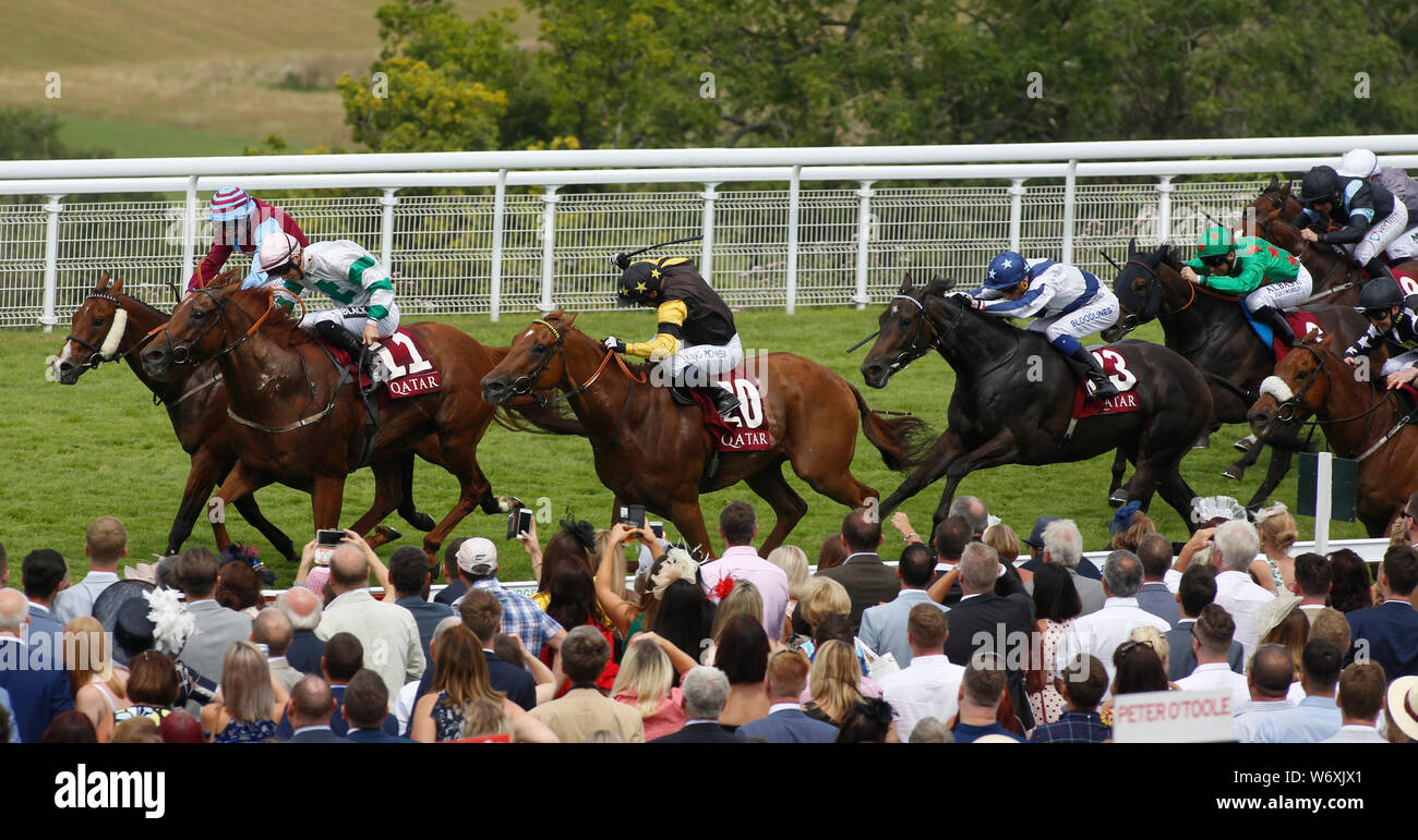 Poyle Vinnie et James Sulivan (bleu clair et bordeaux couleurs) gagner le Qatar Stewards' Handicap Sprint Course courir pendant cinq jours de la Qatar Festival de Goodwood à Goodwood Hippodrome, Chichester. Banque D'Images