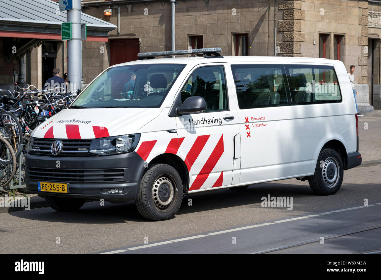Volkswagen Caravelle d'Amsterdam handhaving (application). Banque D'Images