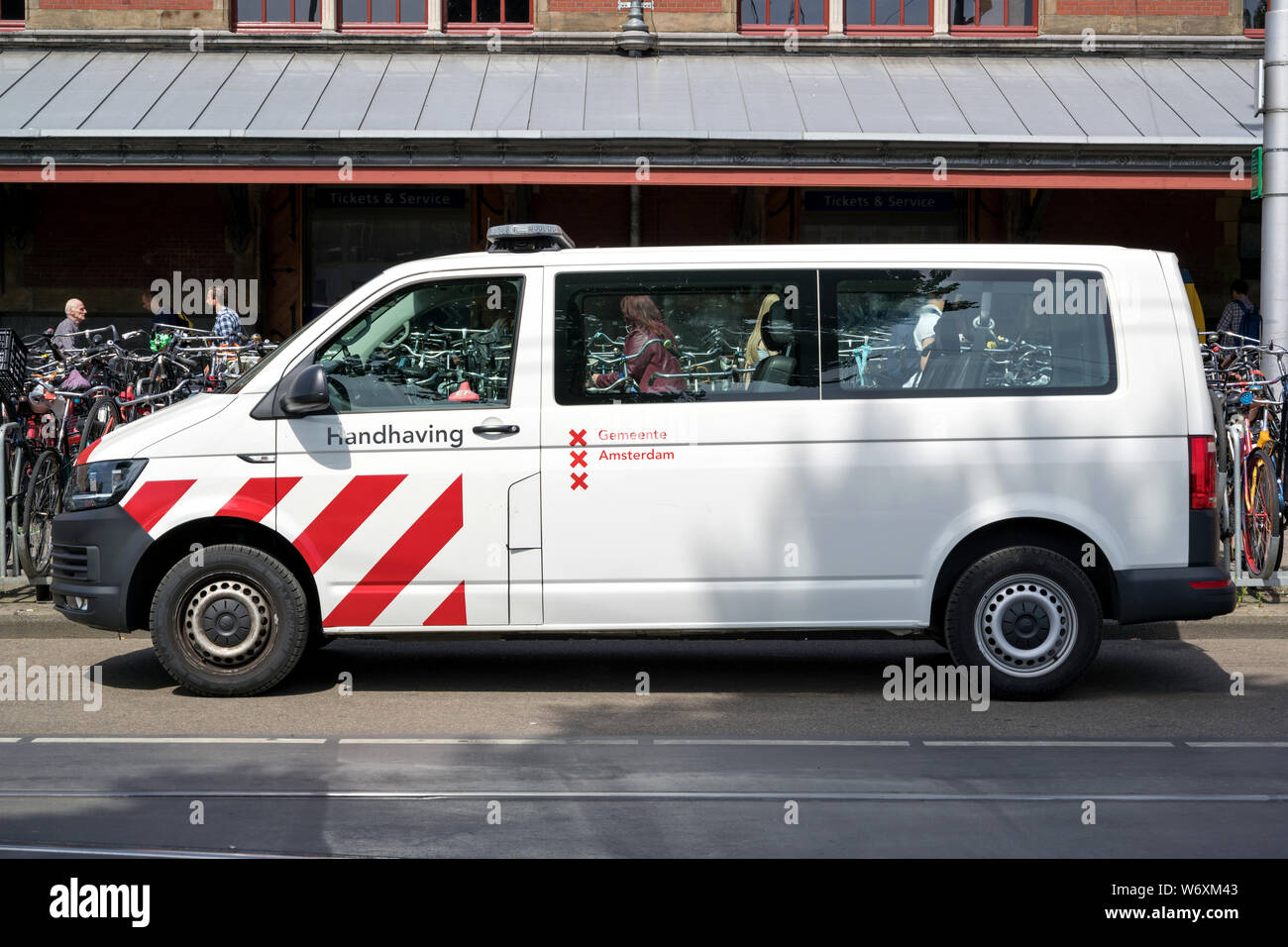 Volkswagen Caravelle d'Amsterdam handhaving (application). Banque D'Images