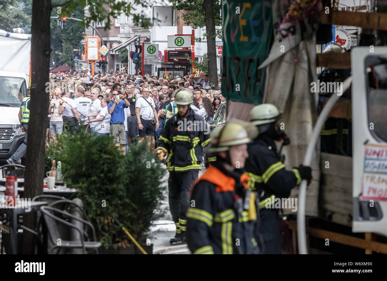 Hambourg, Allemagne. 06Th Aug 2019. Les pompiers éteindre un camion qui a pris feu dans la Christopher Street Day (CSD) parade. Il a donc dû être arrêté pendant une heure. Photo : Markus Scholz/dpa/Alamy Live News Banque D'Images