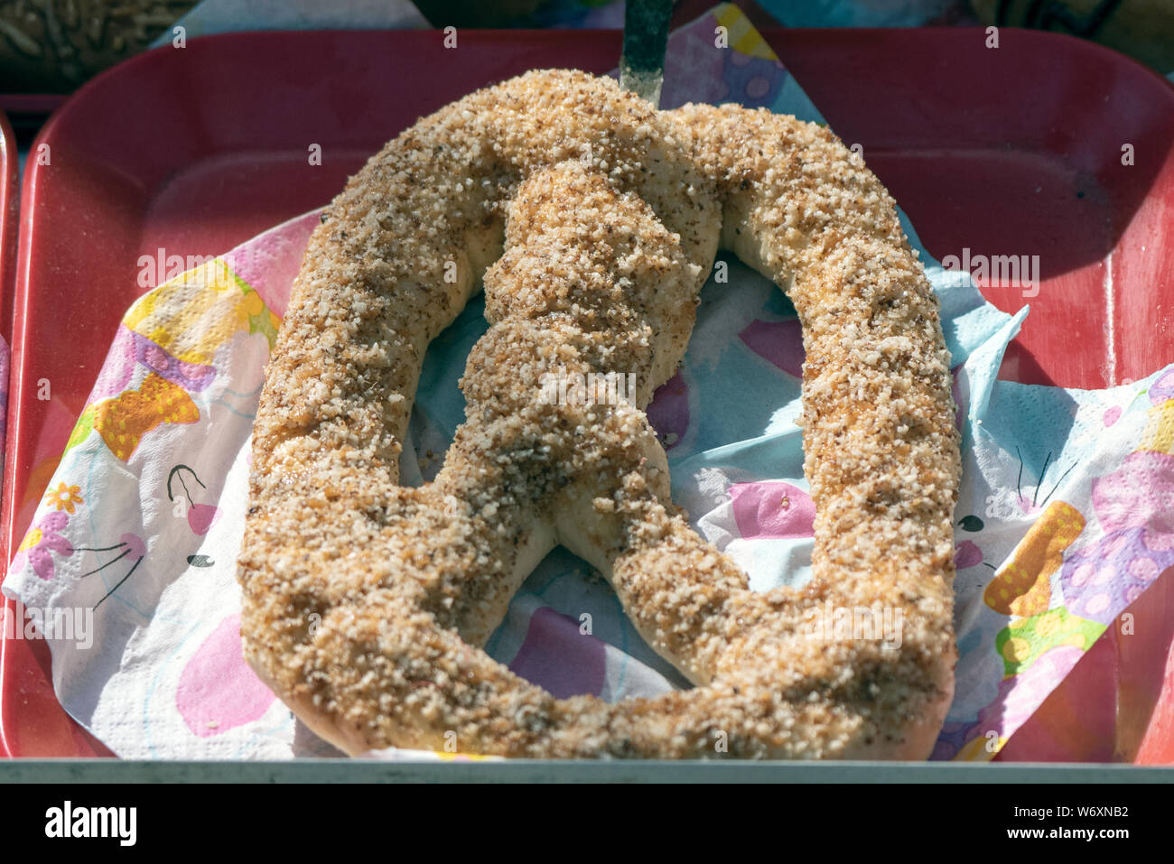 Bretzel spécialité torsadée est enduit de poudre d'amande et avec le caramel d'aromatisants pour une decadant dessert au choix. Banque D'Images Bretzel spécialité torsadée est enduit de poudre d'amande et avec le caramel d'aromatisants pour une decadant dessert au choix. Banque D'Images