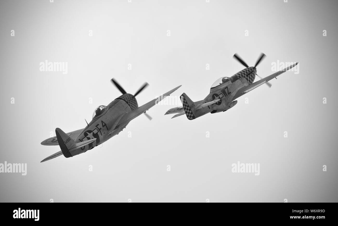 Republic P-47D Thunderbolt (G-THUN), volant en formation avec un nord-américain TF51D Coupe 'contraire Mary' (G-L À TFSI) au Flying Legends 2019 Banque D'Images