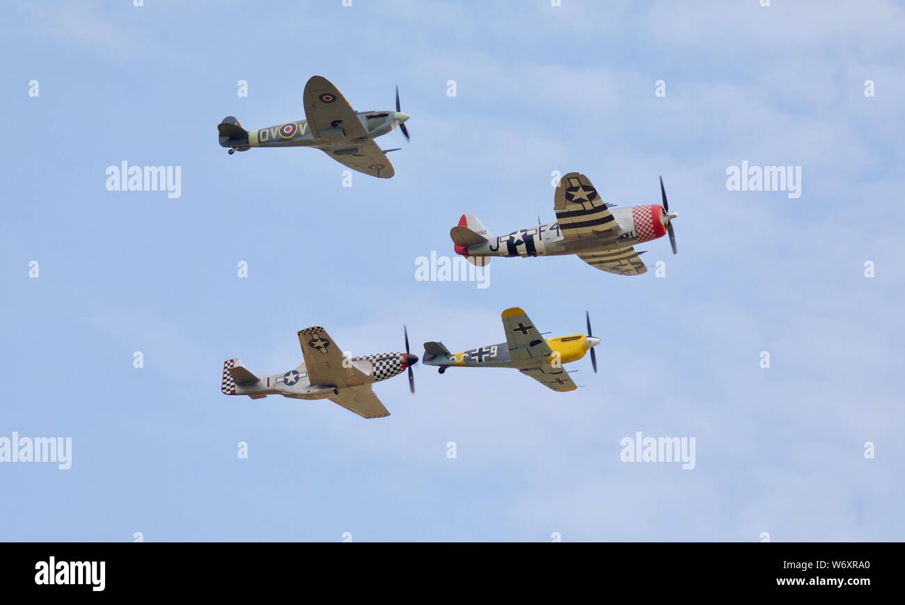 Ultimate Fighters Team - Collection de 4 warbirds P47 Thunderbolt Spitfire V, Buchón et Tf-51D Mustang à l'exécution 2019 Flying Legends Airshow Banque D'Images