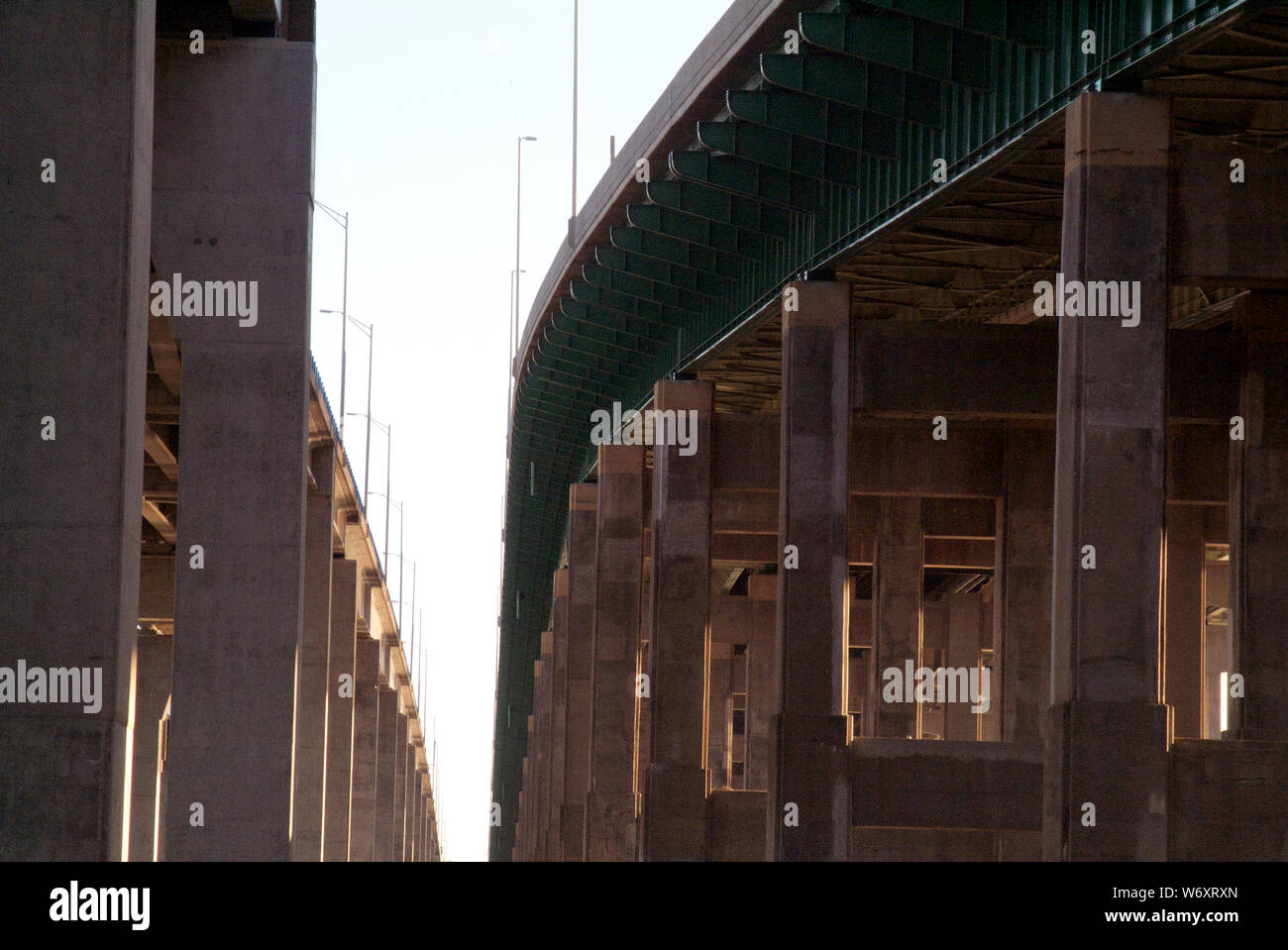 HEURE DE POINTE : perspective à tous les angles et sous-niveaux d'un réseau routier élevé Banque D'Images