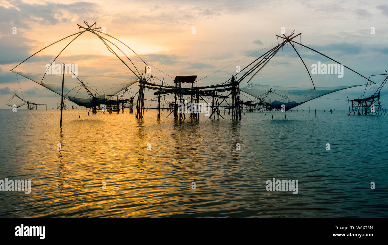 Belle nature paysage lumière dorée du ciel du matin au lever du soleil et l'outil de pêche des autochtones de vie rural à Pakpra dans canal Lac Songkhla, Baan P Banque D'Images