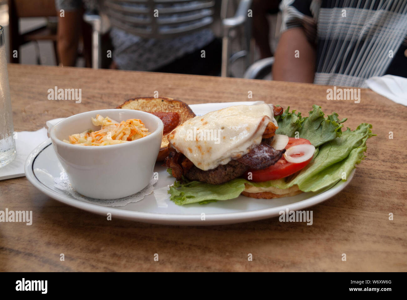 KING BEEF : un cheeseburger au bacon gastronomique avec une rare tartiner de radis de cheval est servi pour le déjeuner dans un restaurant dans un Savannah, Géorgie. Banque D'Images