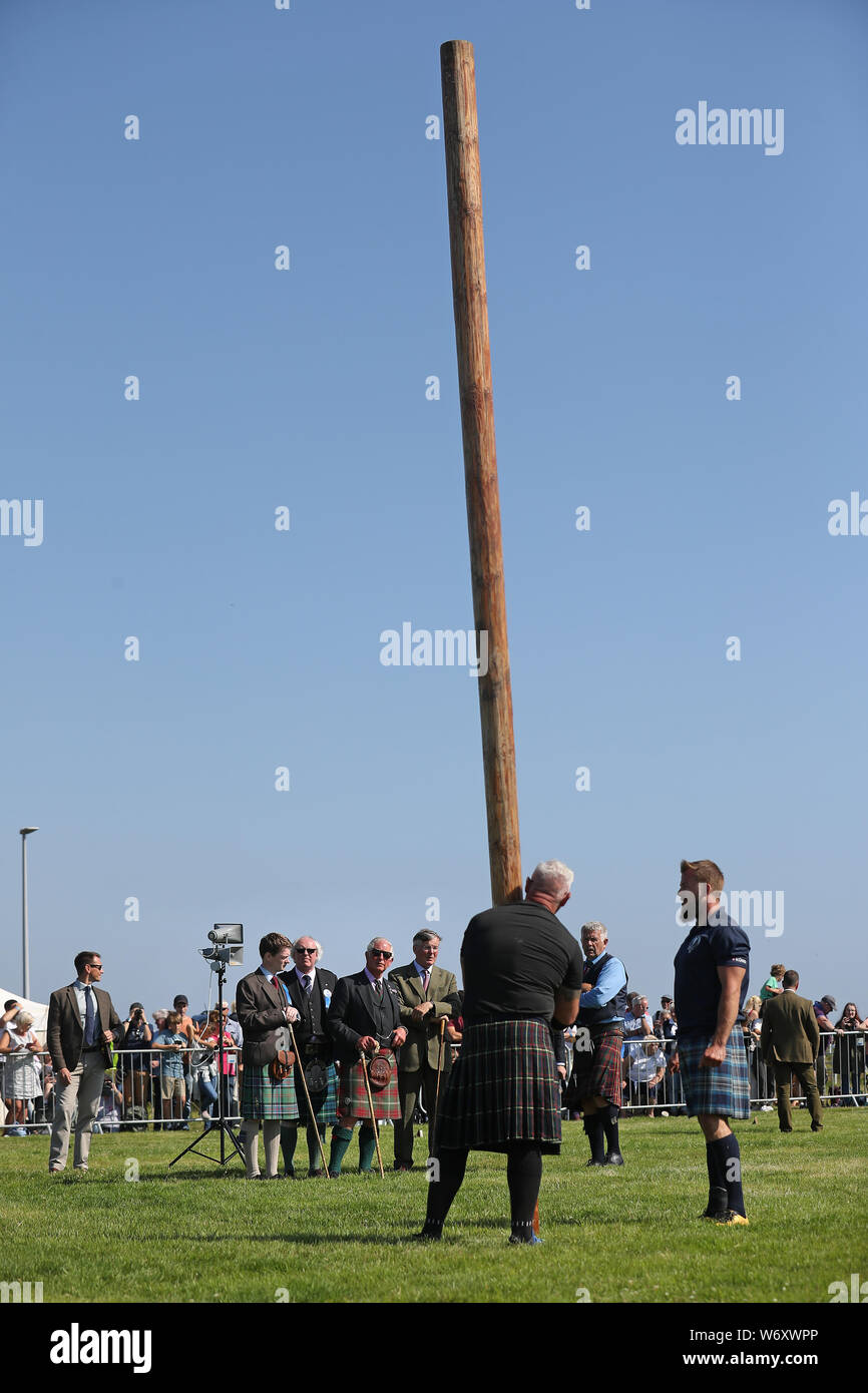 Le Prince de Galles, connu sous le nom de duc de Rothesay tandis qu'en Ecosse, (4e à gauche) assiste à l'Mey Highland & jeux culturels au John O'Groats Showground à Caithness. Banque D'Images