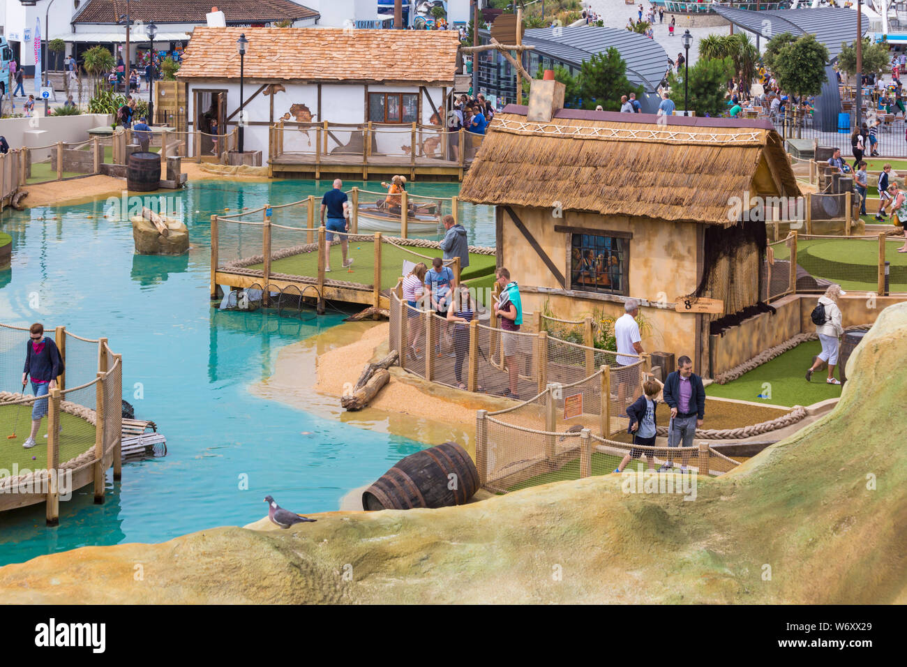 Bournemouth, Dorset UK. 3e août 2019. Les enfants et les familles apprécient le nouveau thème Smuggler Adventure Golf, Smugglers Cove Adventure Golf, à l'approche de la jetée. Ils attendent avec excitation pour essayer le nouveau cours et d'en savoir plus sur le passeur thème sur le premier week-end après l'ouverture officielle du mini-golf le mercredi 31 juillet. L'utilisation de l'emplacement de premier choix sur le front de mer est controversée parmi les habitants de la ville avec des idées différentes qui sont proposées. Les gens jouer au mini golf minigolf mini-golf Adventure golf putt putt. Credit : Carolyn Jenkins/Alamy Live News Banque D'Images