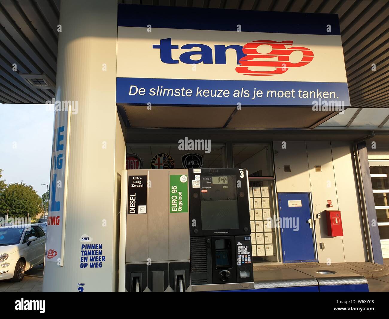 Prix pour 95 euro et le carburant diesel en Euro par litre aux Pays-Bas à  une station essence tango Photo Stock - Alamy