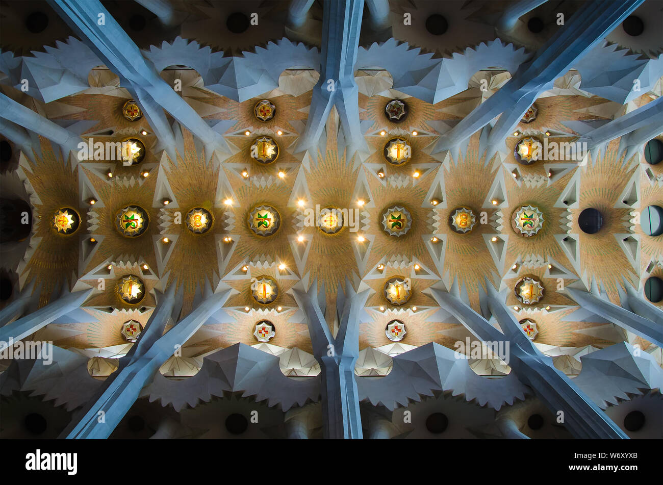 Plafond et colonnes du Temple Expiatori je Basilique de la Sagrada Familia. Juin 2014, Barcelone, Espagne Banque D'Images