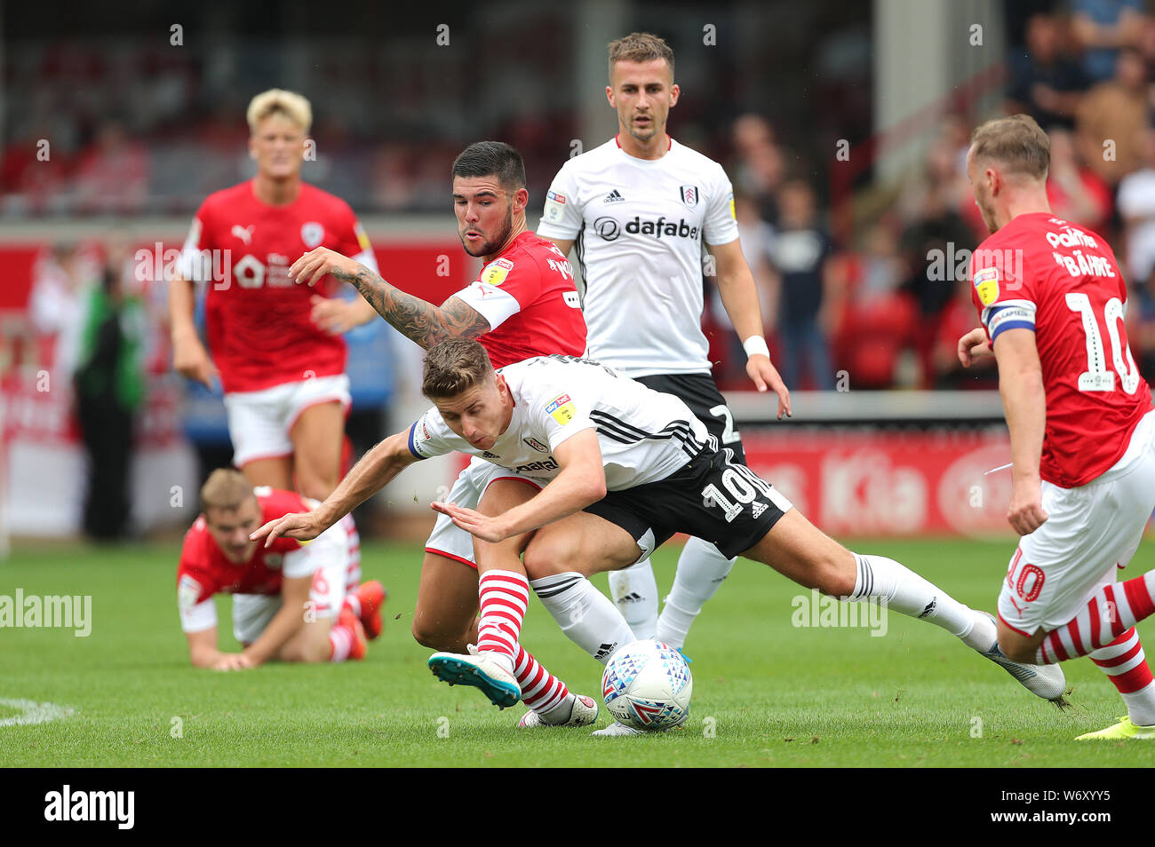 Fulham's Tom Cairney (centre) en action au cours de la Sky Bet Championship match à Oakwell Barnsley. Banque D'Images