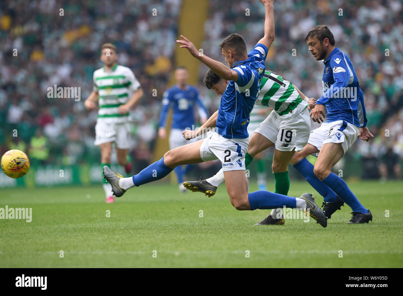 Michael Johnston de Celtic tire avec Wallace Duffy de St Johnstone et Chris Kane de St Johnstone lors du match de Ladbrokes Scottish Premiership au Celtic Park, Glasgow. Banque D'Images