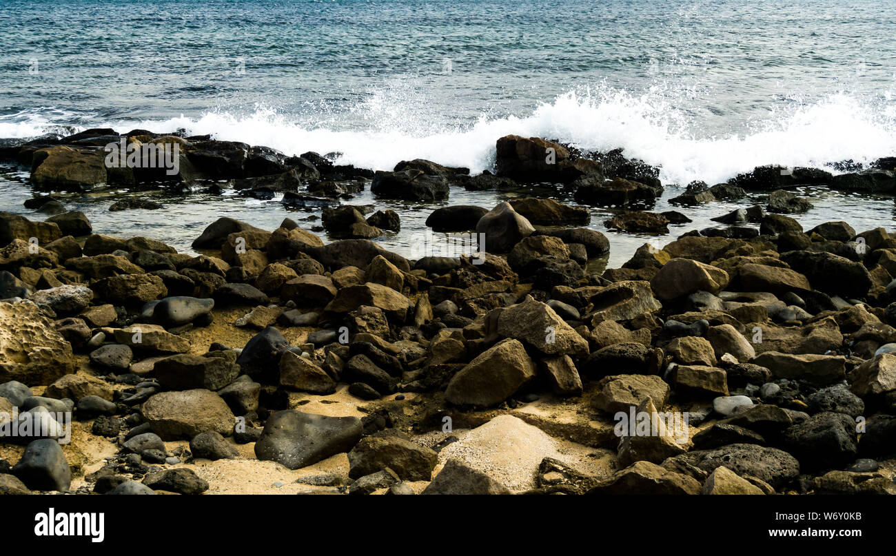 Plage de galets avec des jets de poussée Banque D'Images