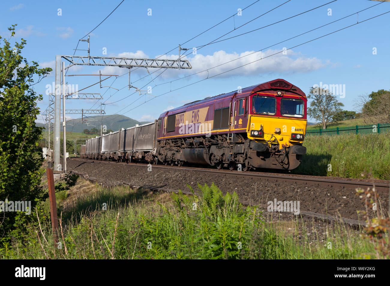 Classe 66 DB Cargo dans l'EWS locomotive livery passant Lambrigg Oxenhome (au nord de la ligne principale de la côte ouest) avec un train de marchandises transportant la chaux Banque D'Images