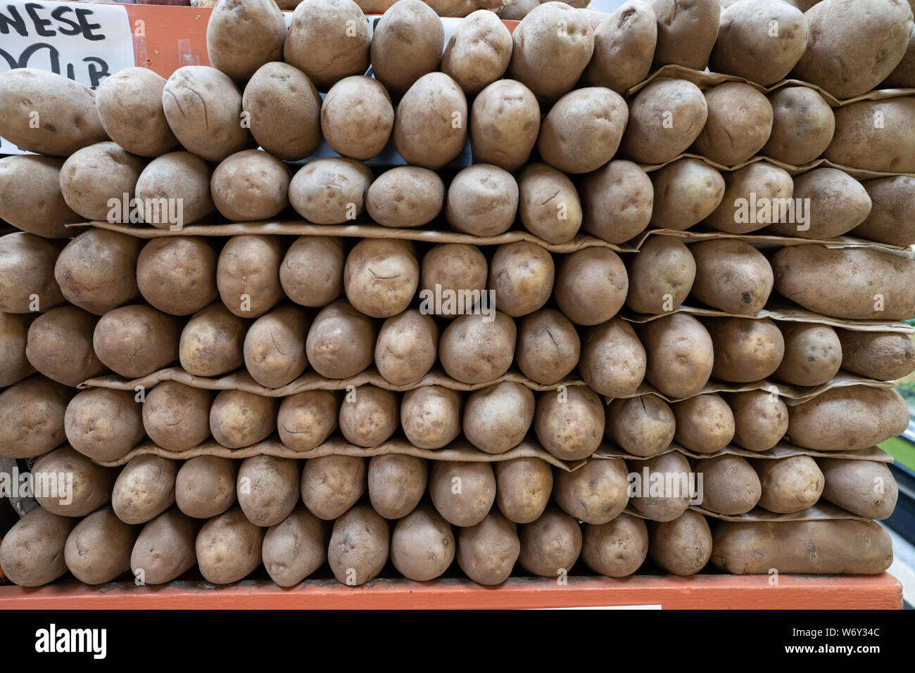 Les pommes de terre roussâtres empilés dans la section des fruits et légumes en supermarché propre Banque D'Images