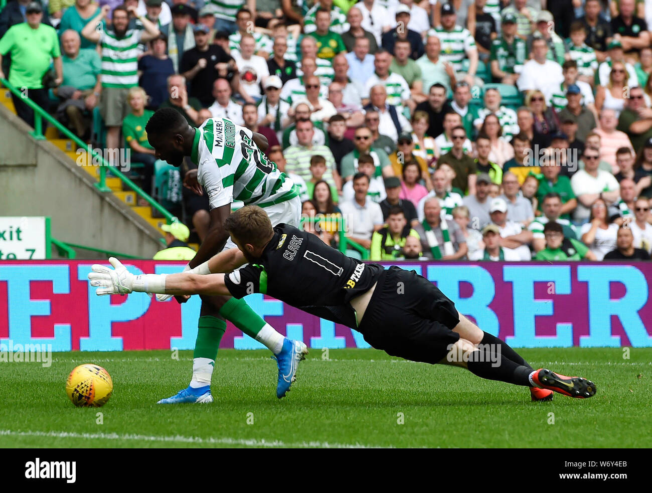 L'Odsonne Edouard du Celtic remporte le sixième but alors qu'il bat le gardien de St Johnstone Zander Clark lors du match de Premiership écossais de Ladbrokes au Celtic Park, Glasgow. Banque D'Images