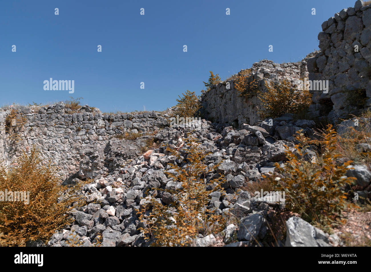 Serbie - Ruines de la forteresse de Solotnik médiévale située sur l'un des alpes de Tara Mountain Banque D'Images