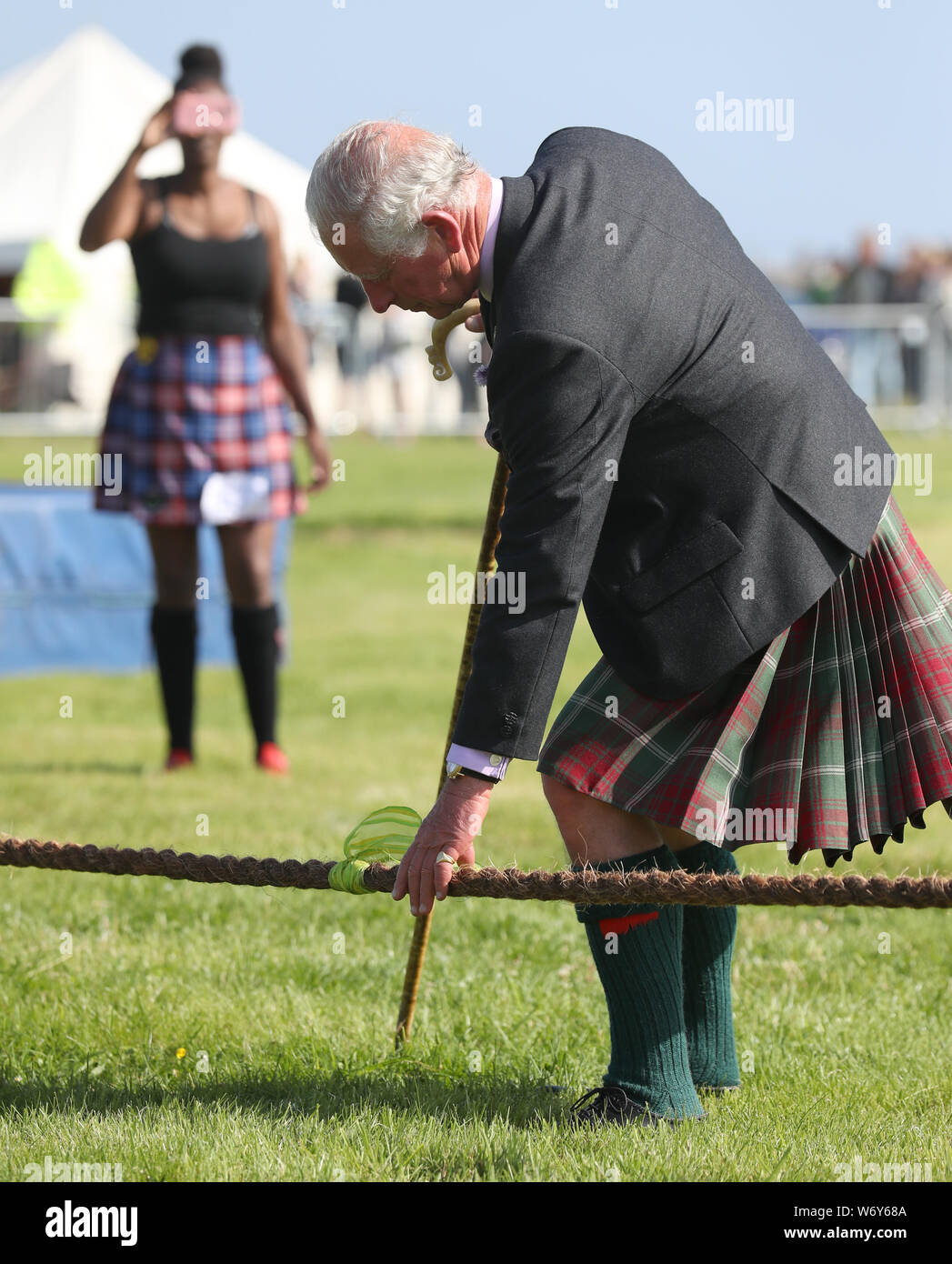 Le Prince de Galles, connu sous le nom de duc de Rothesay tandis qu'en Ecosse, les juges le remorqueur de la guerre finale entre l'aide pour Heroes et la police l'Ecosse alors qu'il assiste à l'Mey Highland & jeux culturels au John O'Groats Showground à Caithness. Banque D'Images