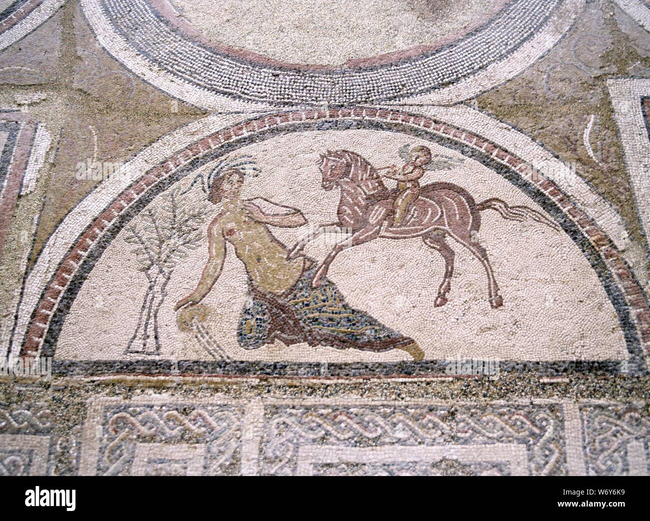 AMIMONE Y CUPIDO - MOSAICO DE LA VILLA DE MATERNO - CINEGIO S IV. Lieu : Villa Romana. CARRANQUE. Toledo. Cupidon. Andromeda. AMOR MITOLOGIA. Banque D'Images