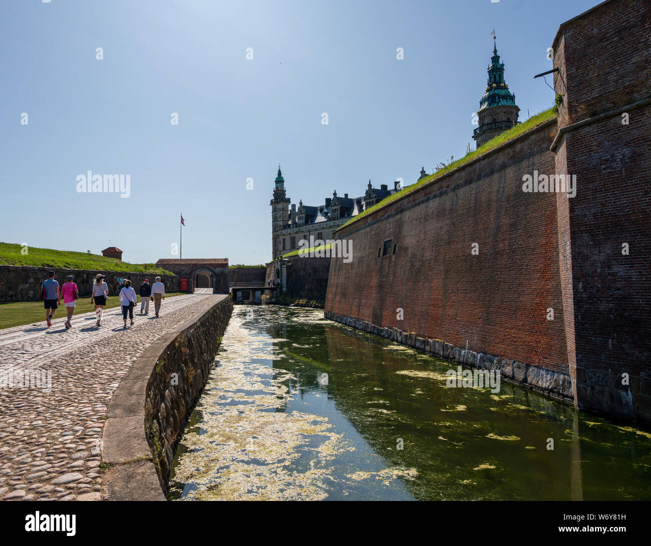Kronborg, Danemark -- le 26 juillet 2019. Les touristes à pied par les douves entourant le Château de Kronborg au Danemark que Shakespeare utilisé comme cadre d'Hamlet. Banque D'Images