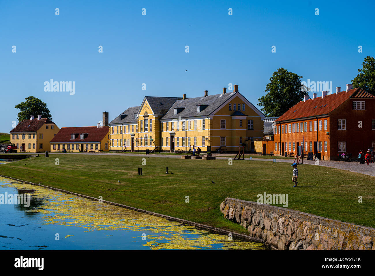 Kronborg, Danemark -- le 26 juillet 2019. Une photo de paysage des immeubles du village prises près des fossés entourant le Château de Kronborg ; l'ensemble Banque D'Images