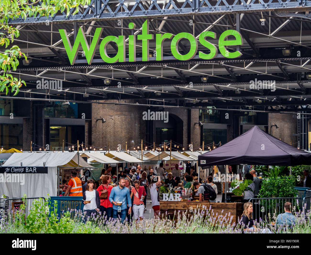 Waitrose Store & Marché Couvert nr Station Kings Cross Londres. Le marché couvert est un aliment et marché artisanal situé près de grenier Square, Kings Cross. Banque D'Images