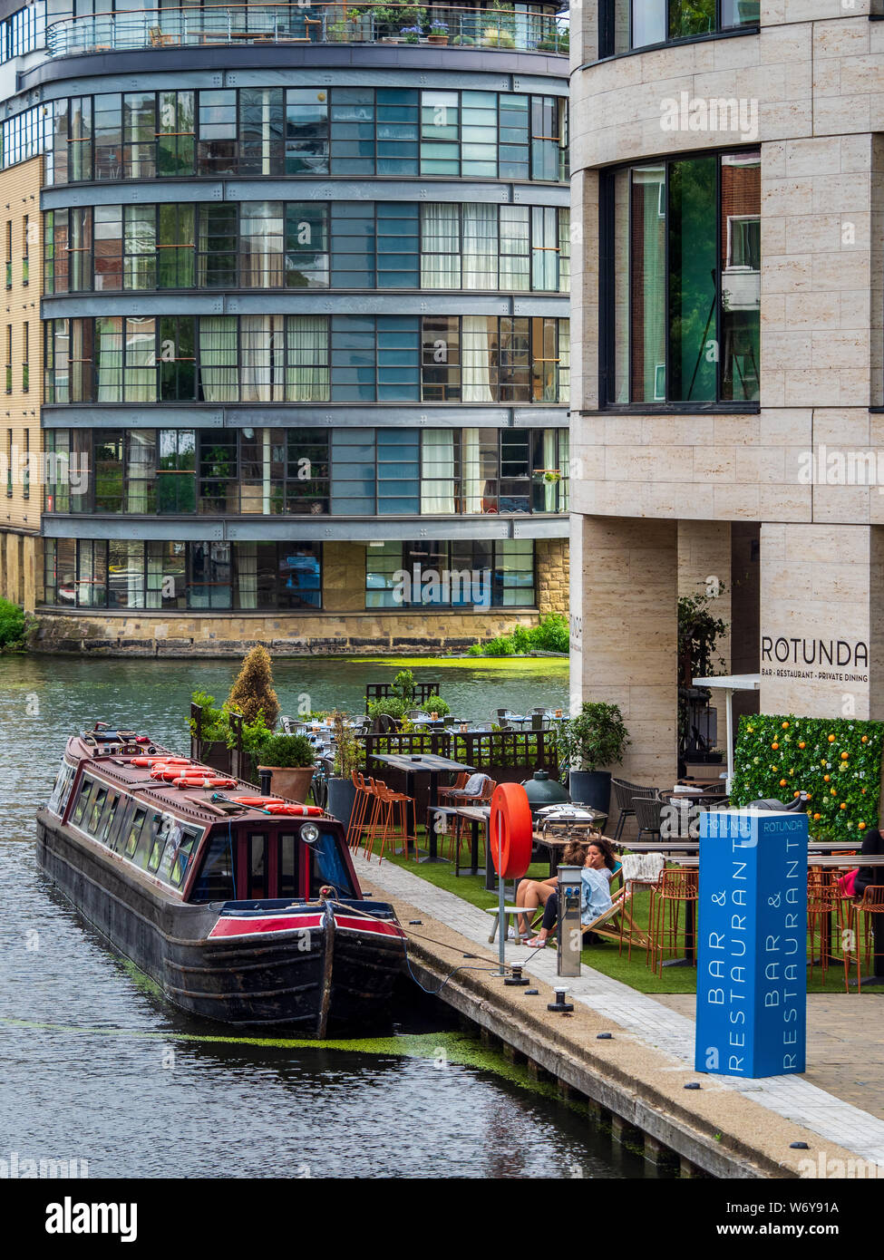 Bar et Restaurant en rotonde Place Kings sur le Regents Canal dans le centre de Londres Banque D'Images