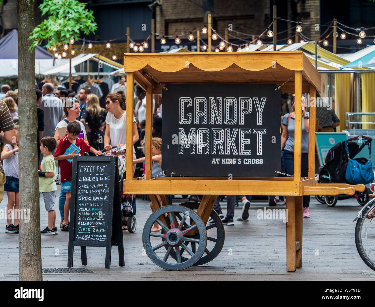 Marché couvert près de la gare de Kings Cross Londres - Le marché couvert est un aliment et marché artisanal situé près de grenier Square près de Kings Cross Station. Banque D'Images