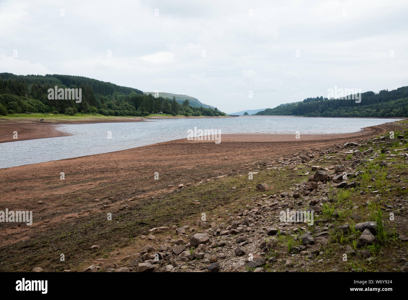 Réservoir Llwyn On, Merthyr Tydfil, South Wales, UK. 3 août 2019. Météo France : Avec la canicule continue au cours des dernières semaines, le réservoir a épuisé et découvert des pièces habituellement underwater Crédit : Andrew Bartlett/Alamy Live News Banque D'Images