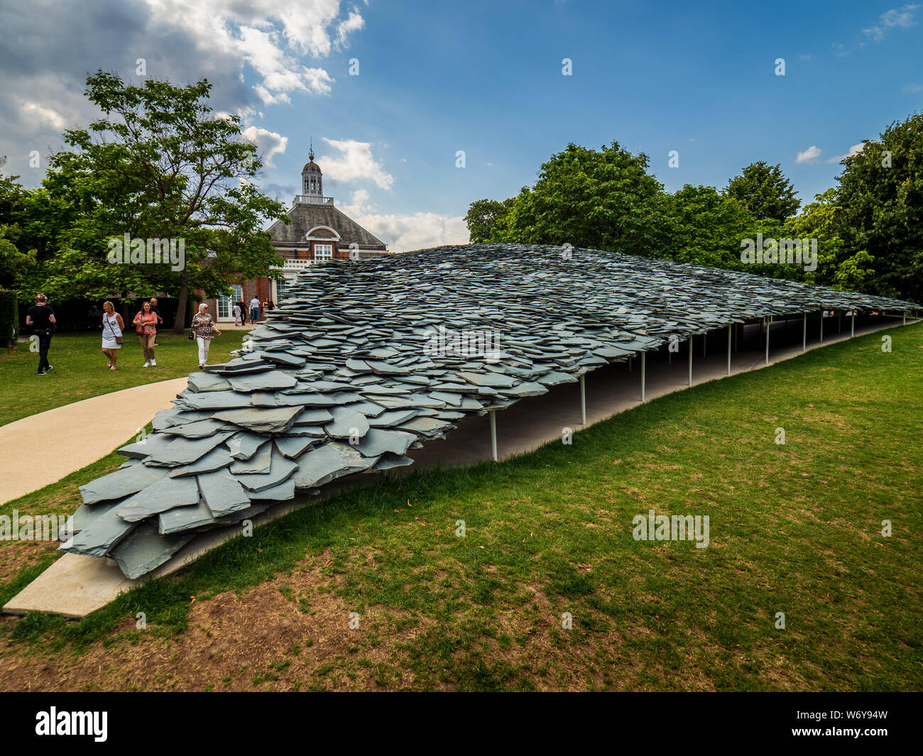 2019 Pavillon de la Serpentine dans Hyde Park. Conçu par l'architecte japonais Junya Ishigami, ouvert entre juin et octobre 2019. Banque D'Images