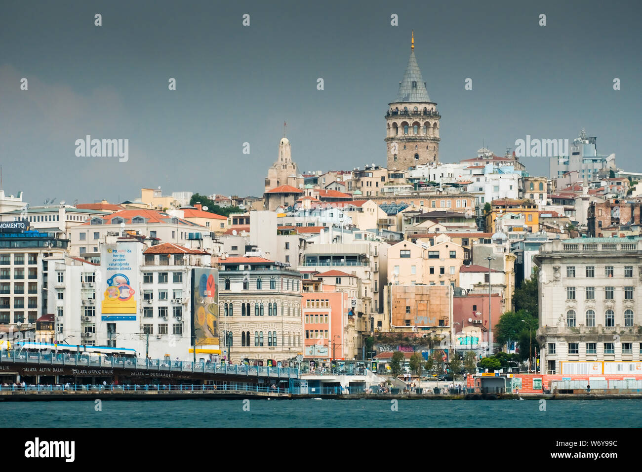 Tower et la ville. Banque D'Images