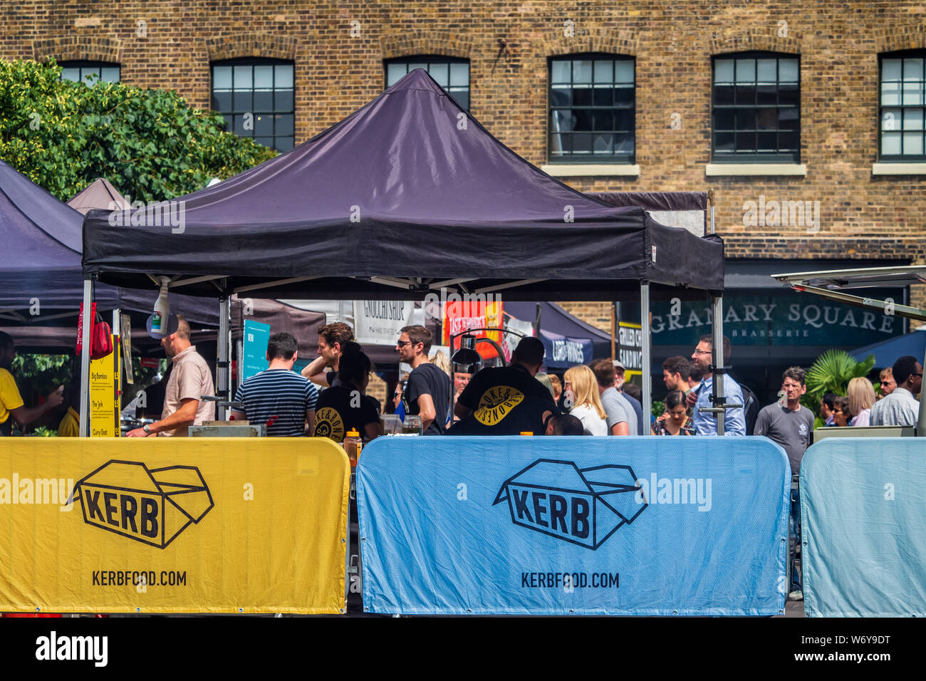 La bordure de la street food market dans le grenier Square développement Kings Cross dans le centre de Londres UK Banque D'Images