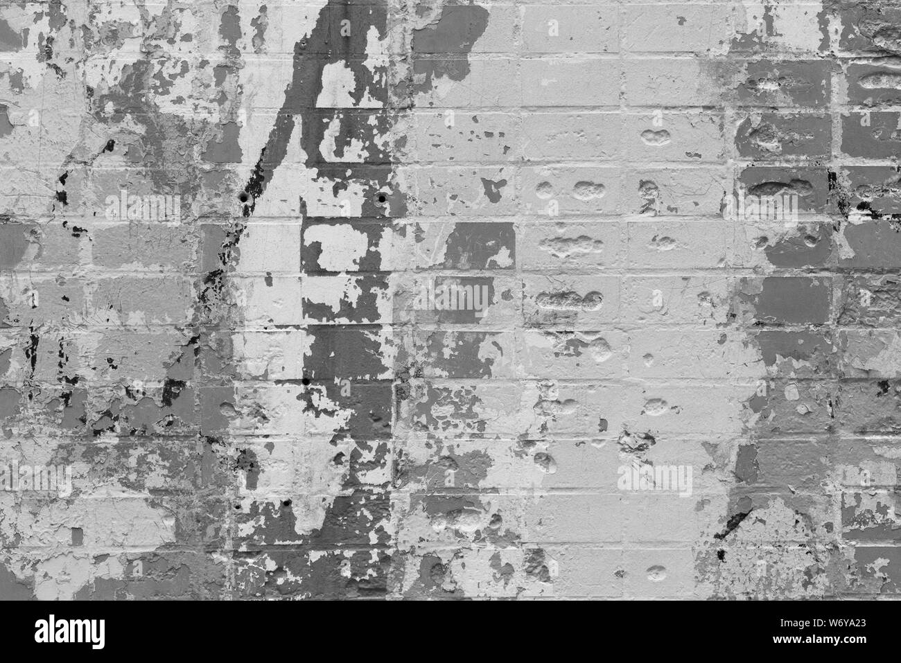 Le noir et blanc mur texture de fond. Fragment de mur avec des taches de peinture ancienne Banque D'Images
