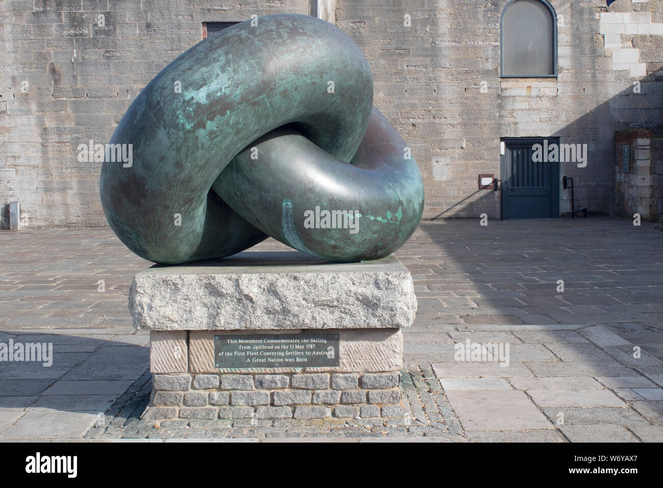 Liens d'amitié statue vieux Portsmouth, sur la promenade de la mer mur près de la tour carrée, Portsmouth Hampshire England UK Banque D'Images