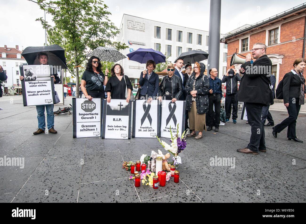 Munich, Bavière, Allemagne. 3e août 2019. Se joindre à de nombreux extrême-droite et des groupes néonazis dans toute l'Allemagne, l'alternatif Munich fuer Deutschland parti a organisé un mémorial à la gare Munich-Pasing pour la victime de l'incident en poussant à Francfort qui a entraîné la mort d'un garçon de huit ans et les blessures de sa mère. Étaient également présents des membres actifs de l'Identitaere Bewegung, Verfassungsschutz-contrôlé des sujets comme Pegida Muenchen Talonnette femme ESD Birgit Müller et Michael Stuerzenberger. Le suspect est dit être un Chrétien qui a été accordé l'asile érythréens en 2 Banque D'Images