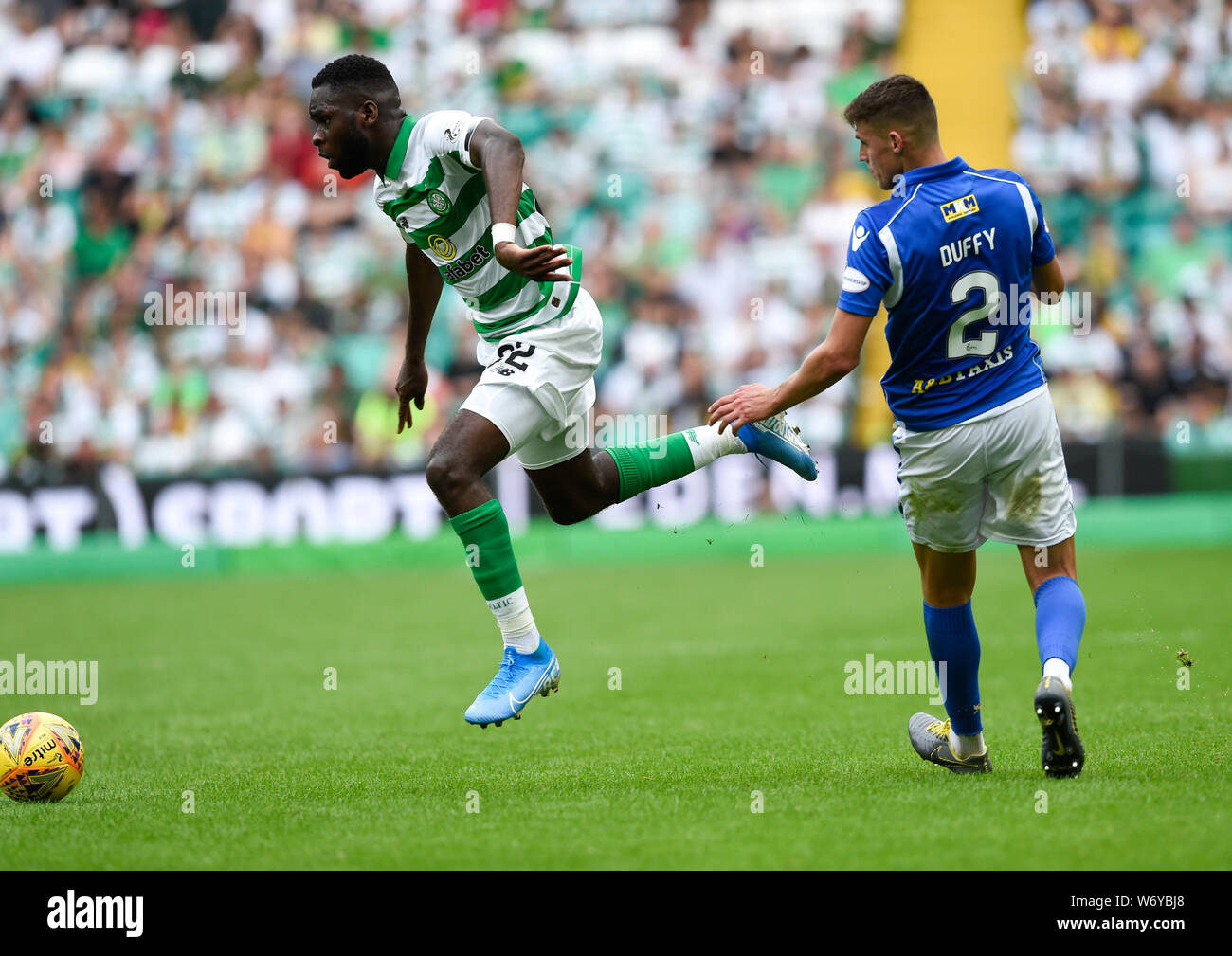 CelticÕs Odsonne JohnstoneÕs Edouard va passé St Wallace Duffy au cours de la Ladbrokes Premiership match écossais au Celtic Park, Glasgow. Banque D'Images