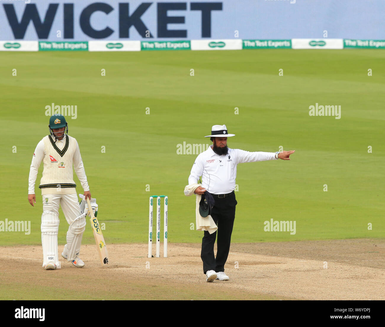 Birmingham, UK. 06Th Aug 2019. Juge-arbitre Aleem Dar des signaux à l'Angleterre les joueurs de garder de la hauteur alors qu'ils célèbrent le guichet de Cameron Bancroft de l'Australie au cours de la 3e journée de la 1ère Cendres Specsavers test match, au terrain de cricket d'Edgbaston, Birmingham, UK Crédit : España/Alamy Live News Banque D'Images