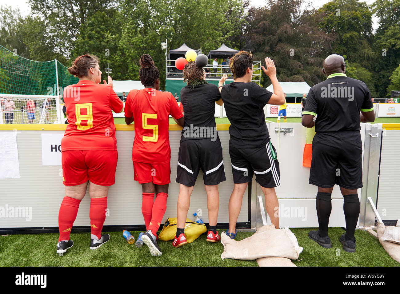 Les membres de l'équipe féminine de Belgique regarder une série de tirs à la Coupe du Monde des sans-abri, Cardiff 2019 Banque D'Images