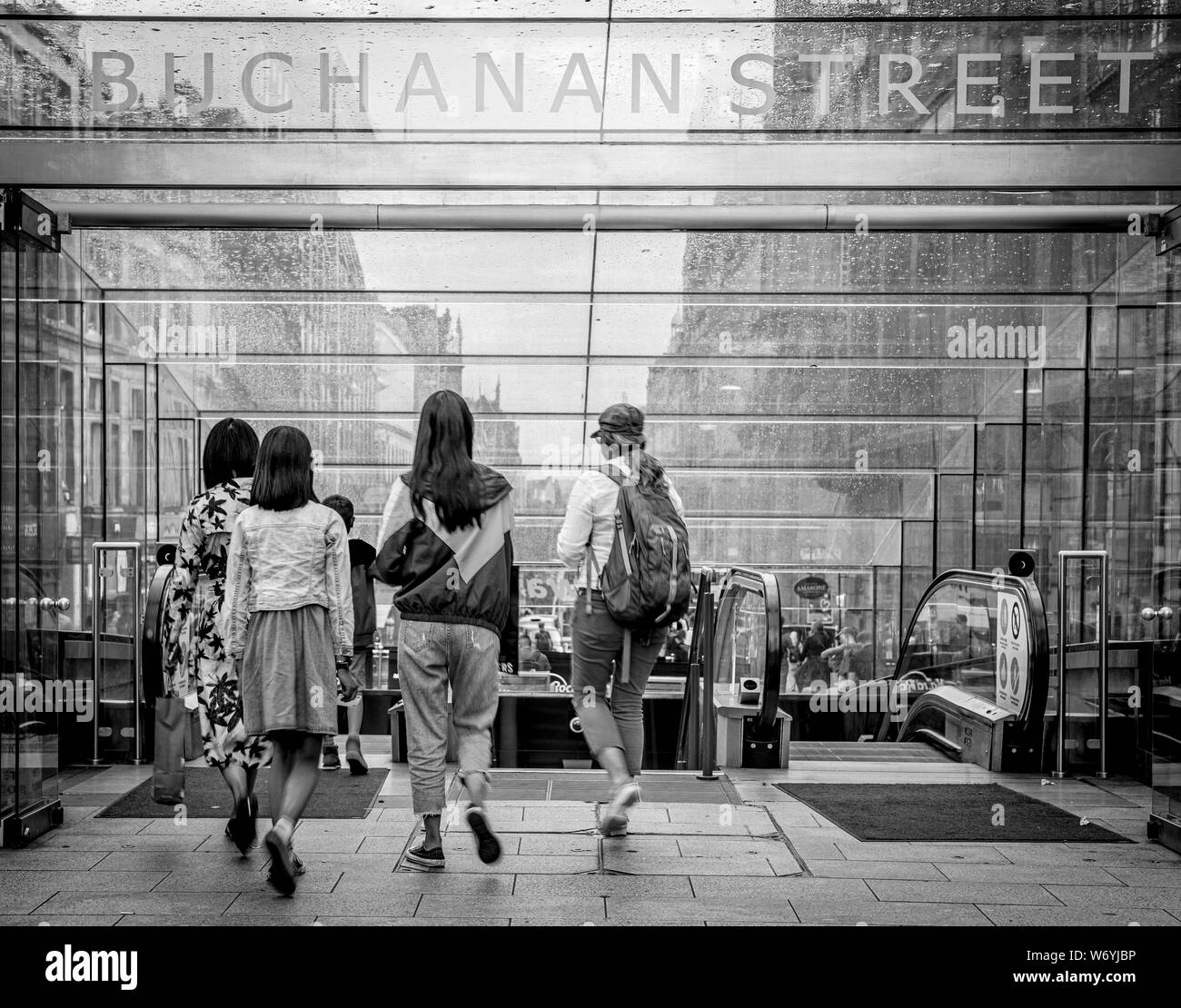 Un groupe de jeunes gens entrent dans le métro Métro de Buchanan Street à Glasgow city centr Banque D'Images