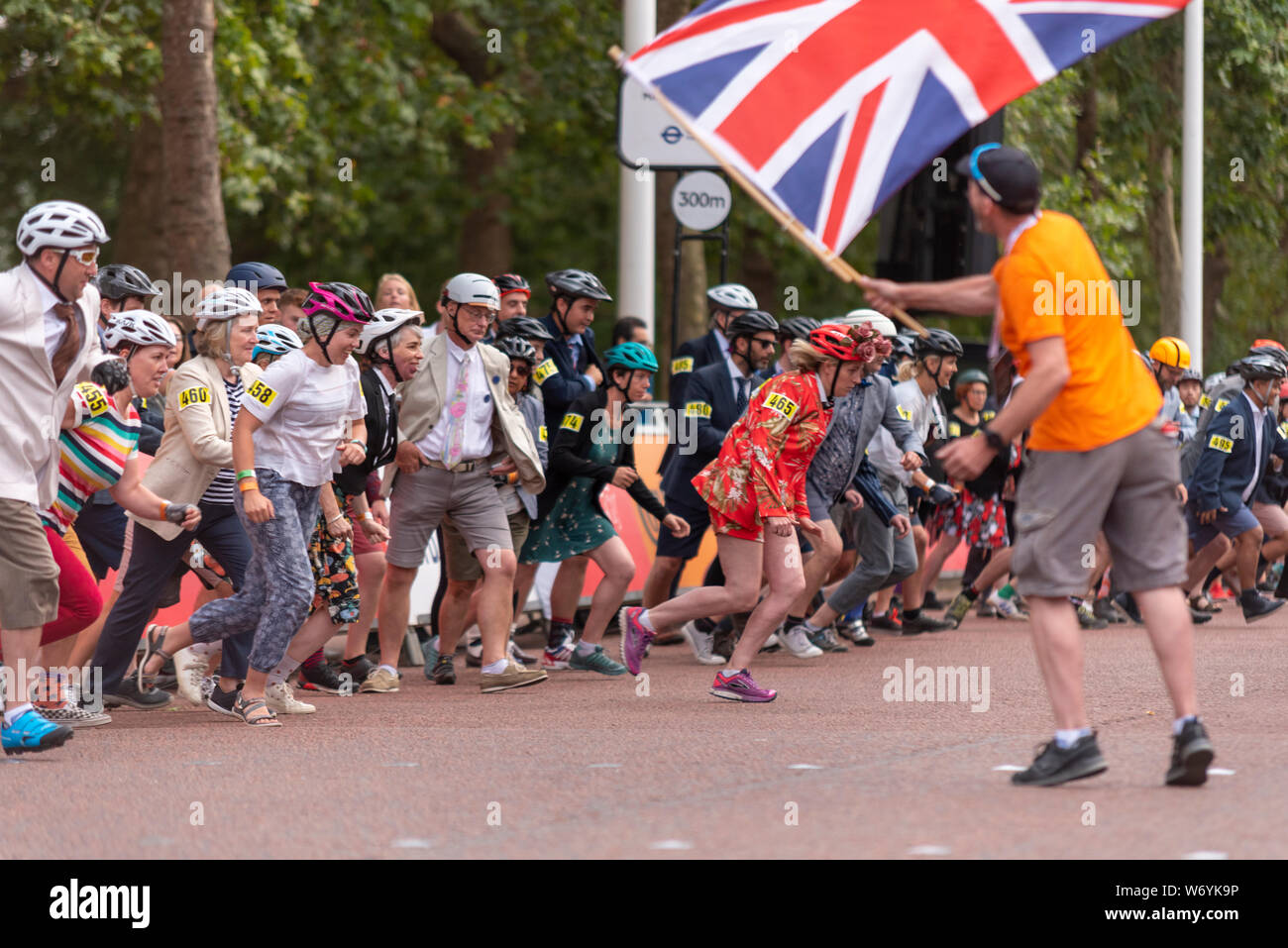 Les 500 coureurs partent le Championnat du Monde de Brompton avec un style Le Mans dash pour leurs cycles pliée, d'avoir à déployer et configurer leurs vélos avant de sauter à bord et de partir sur le 16k circuit autour de St James's Park. De nombreux cavaliers ont choisi de porter des costumes et vêtements de bureau comme serait perçu sur les riders en utilisant les cycles compact à la tête au travail tandis que d'autres sont allés pour fancy dress Banque D'Images Les 500 coureurs partent le Championnat du Monde de Brompton avec un style Le Mans dash pour leurs cycles pliée, d'avoir à déployer et configurer leurs vélos avant de sauter à bord et de partir sur le 16k circuit autour de St James's Park. De nombreux cavaliers ont choisi de porter des costumes et vêtements de bureau comme serait perçu sur les riders en utilisant les cycles compact à la tête au travail tandis que d'autres sont allés pour fancy dress Banque D'Images