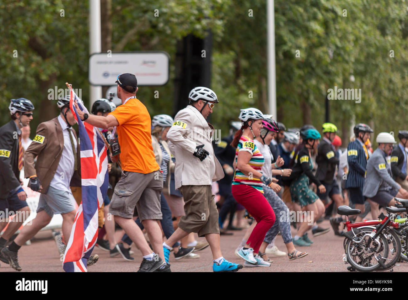 Les 500 coureurs partent le Championnat du Monde de Brompton avec un style Le Mans dash pour leurs cycles pliée, d'avoir à déployer et configurer leurs vélos avant de sauter à bord et de partir sur le 16k circuit autour de St James's Park. De nombreux cavaliers ont choisi de porter des costumes et vêtements de bureau comme serait perçu sur les riders en utilisant les cycles compact à la tête au travail tandis que d'autres sont allés pour fancy dress Banque D'Images Les 500 coureurs partent le Championnat du Monde de Brompton avec un style Le Mans dash pour leurs cycles pliée, d'avoir à déployer et configurer leurs vélos avant de sauter à bord et de partir sur le 16k circuit autour de St James's Park. De nombreux cavaliers ont choisi de porter des costumes et vêtements de bureau comme serait perçu sur les riders en utilisant les cycles compact à la tête au travail tandis que d'autres sont allés pour fancy dress Banque D'Images