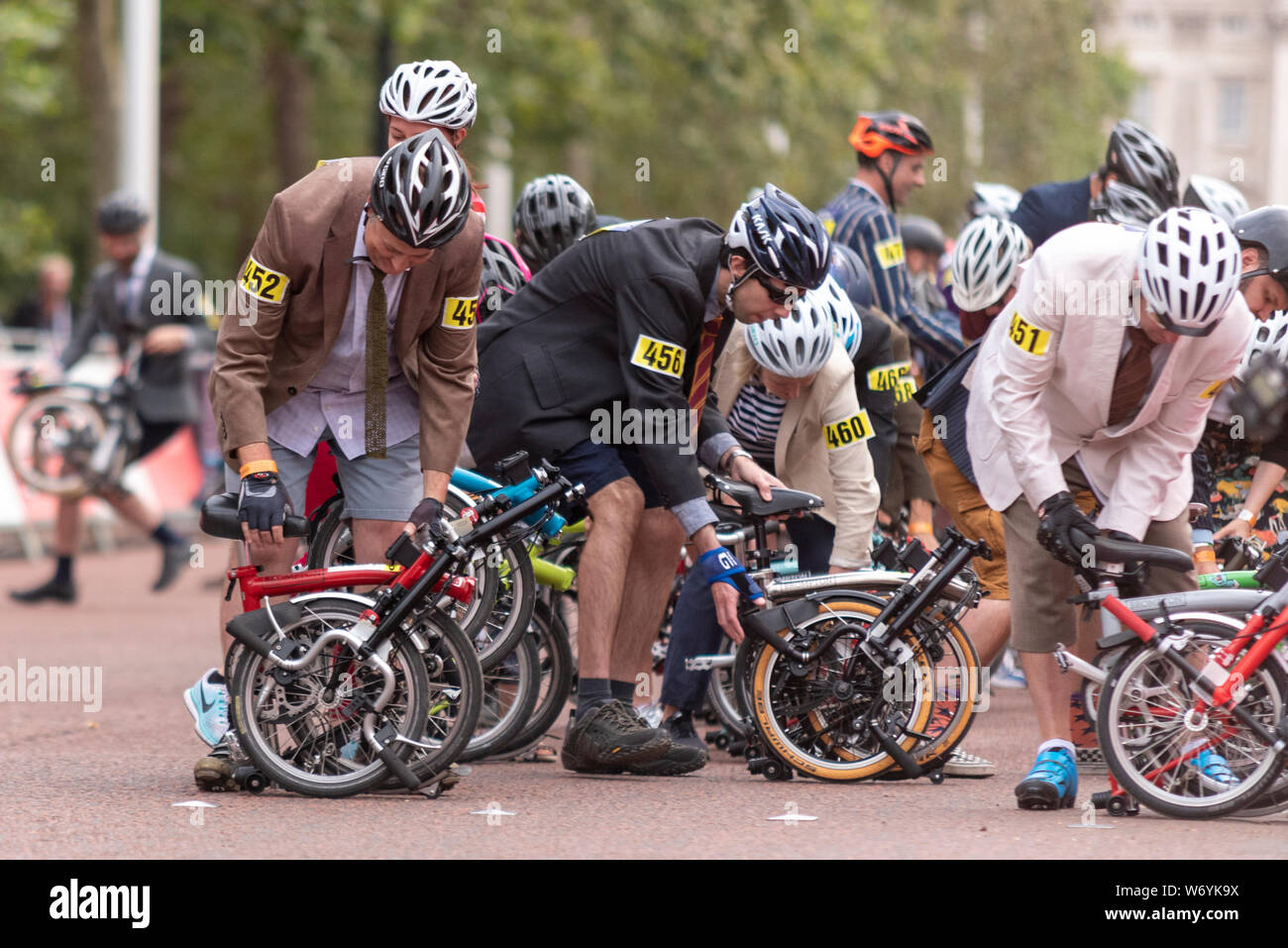 Les 500 coureurs partent le Championnat du Monde de Brompton avec un style Le Mans dash pour leurs cycles pliée, d'avoir à déployer et configurer leurs vélos avant de sauter à bord et de partir sur le 16k circuit autour de St James's Park. De nombreux cavaliers ont choisi de porter des costumes et vêtements de bureau comme serait perçu sur les riders en utilisant les cycles compact à la tête au travail tandis que d'autres sont allés pour fancy dress Banque D'Images Les 500 coureurs partent le Championnat du Monde de Brompton avec un style Le Mans dash pour leurs cycles pliée, d'avoir à déployer et configurer leurs vélos avant de sauter à bord et de partir sur le 16k circuit autour de St James's Park. De nombreux cavaliers ont choisi de porter des costumes et vêtements de bureau comme serait perçu sur les riders en utilisant les cycles compact à la tête au travail tandis que d'autres sont allés pour fancy dress Banque D'Images