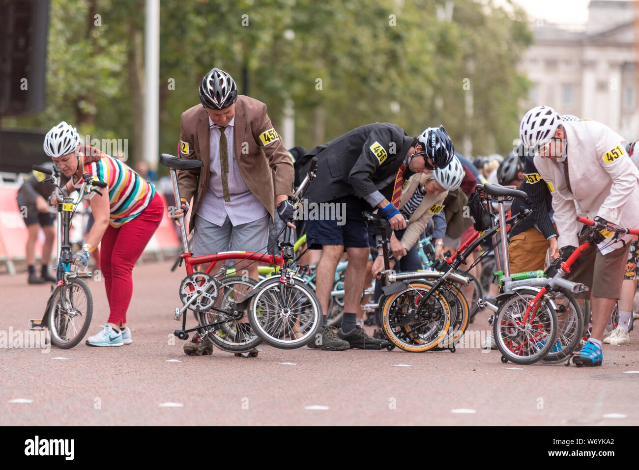 Les 500 coureurs partent le Championnat du Monde de Brompton avec un style Le Mans dash pour leurs cycles pliée, d'avoir à déployer et configurer leurs vélos avant de sauter à bord et de partir sur le 16k circuit autour de St James's Park. De nombreux cavaliers ont choisi de porter des costumes et vêtements de bureau comme serait perçu sur les riders en utilisant les cycles compact à la tête au travail tandis que d'autres sont allés pour fancy dress Banque D'Images Les 500 coureurs partent le Championnat du Monde de Brompton avec un style Le Mans dash pour leurs cycles pliée, d'avoir à déployer et configurer leurs vélos avant de sauter à bord et de partir sur le 16k circuit autour de St James's Park. De nombreux cavaliers ont choisi de porter des costumes et vêtements de bureau comme serait perçu sur les riders en utilisant les cycles compact à la tête au travail tandis que d'autres sont allés pour fancy dress Banque D'Images