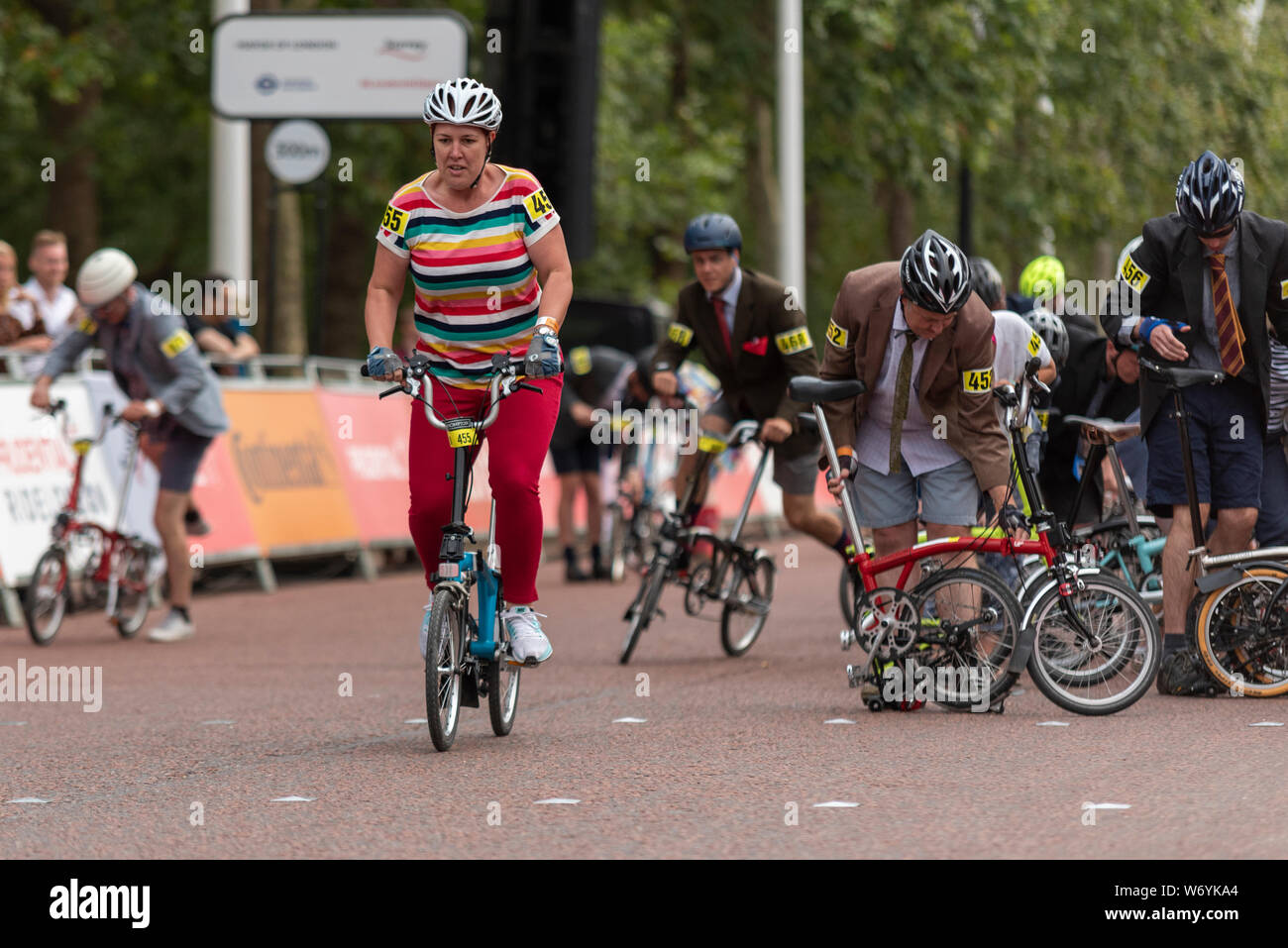 Les 500 coureurs partent le Championnat du Monde de Brompton avec un style Le Mans dash pour leurs cycles pliée, d'avoir à déployer et configurer leurs vélos avant de sauter à bord et de partir sur le 16k circuit autour de St James's Park. De nombreux cavaliers ont choisi de porter des costumes et vêtements de bureau comme serait perçu sur les riders en utilisant les cycles compact à la tête au travail tandis que d'autres sont allés pour fancy dress Banque D'Images Les 500 coureurs partent le Championnat du Monde de Brompton avec un style Le Mans dash pour leurs cycles pliée, d'avoir à déployer et configurer leurs vélos avant de sauter à bord et de partir sur le 16k circuit autour de St James's Park. De nombreux cavaliers ont choisi de porter des costumes et vêtements de bureau comme serait perçu sur les riders en utilisant les cycles compact à la tête au travail tandis que d'autres sont allés pour fancy dress Banque D'Images