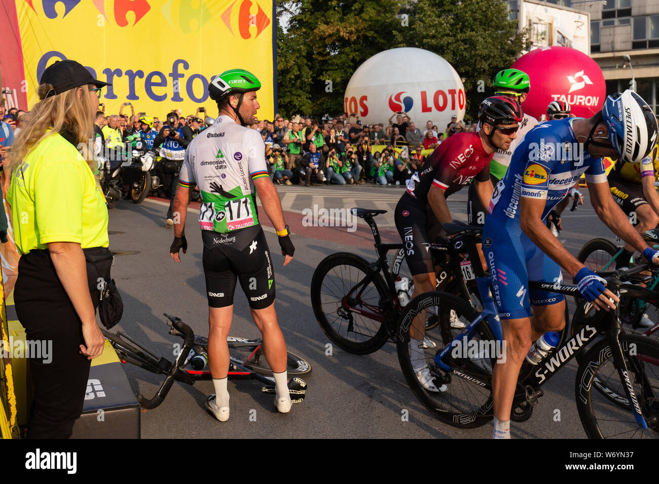 Cracovie, Pologne, le 3 août 2019, Mark Cavendish et Pieter Serry crash lors de première étape de Tour de Pologne - UCI World Tour à vélo. Mark Cavendish lo Banque D'Images