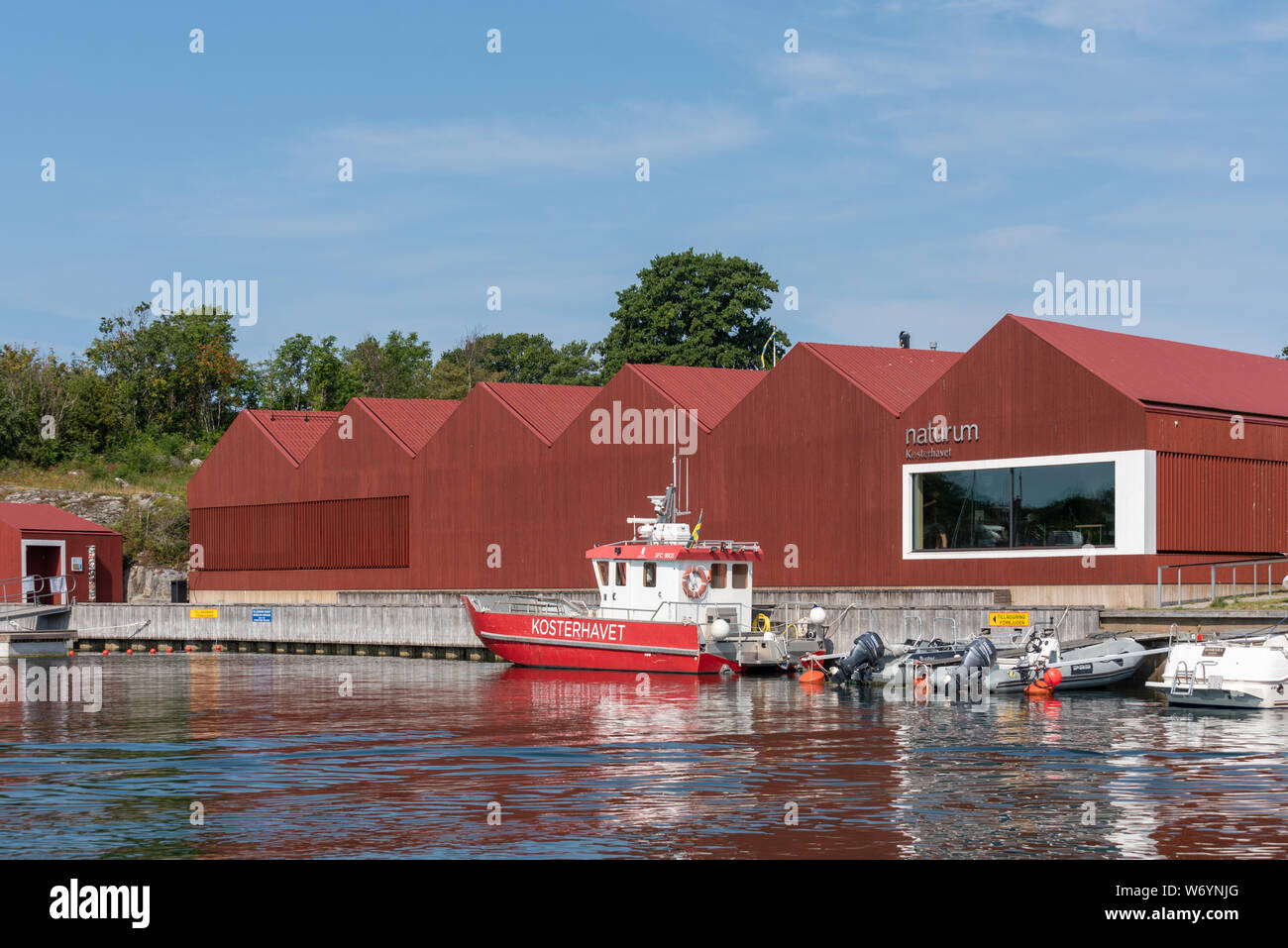 Koster, Suède - Juillet 26, 2019 : Avis de Naturum, le centre d'information de la réserve naturelle dans le port de Kosterhavet Koster sur la côte occidentale de la Suède. Banque D'Images