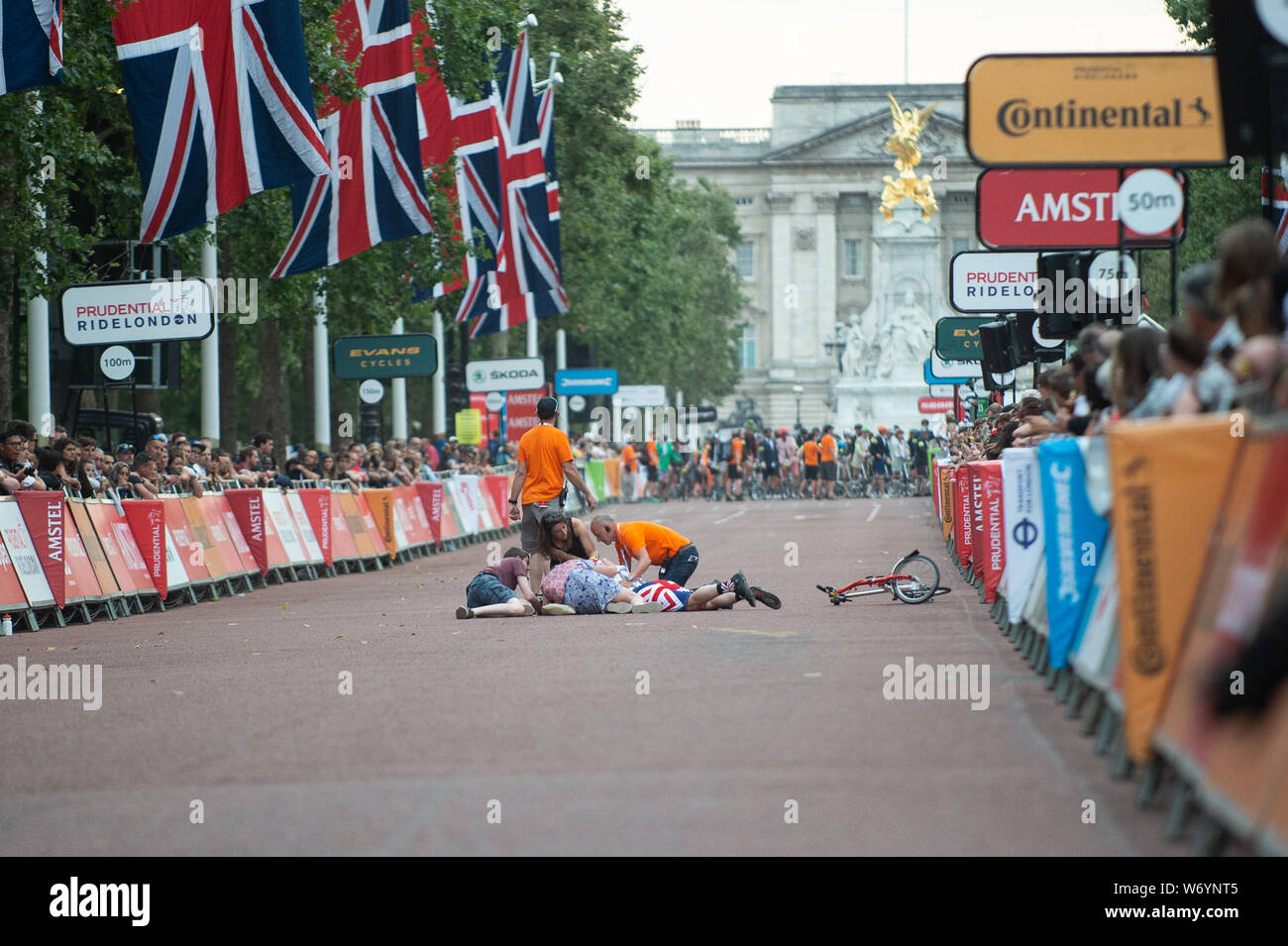 Le Mall, Londres, Royaume-Uni. 3 août 2019. Accident impliquant un avenant à Brompton World Championship les 500 coureurs partent le Championnat du Monde de Brompton avec un style Le Mans dash pour leurs cycles pliée, d'avoir à déployer et configurer leurs vélos avant de sauter à bord et de partir sur le 16k circuit autour de St James's Park. Credit : Quan Van/Alamy Live News Banque D'Images