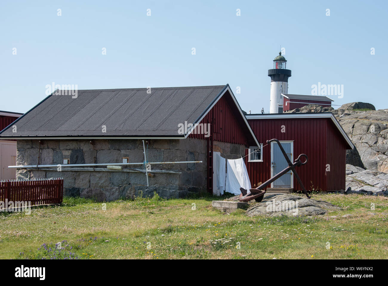 Ursholmen, Suède - Juillet 26, 2019 : Avis de la maisons rouges sur Ursholmen Île dans le Parc National de Kosterhavet suédois dans l'ouest de la Suède. Banque D'Images